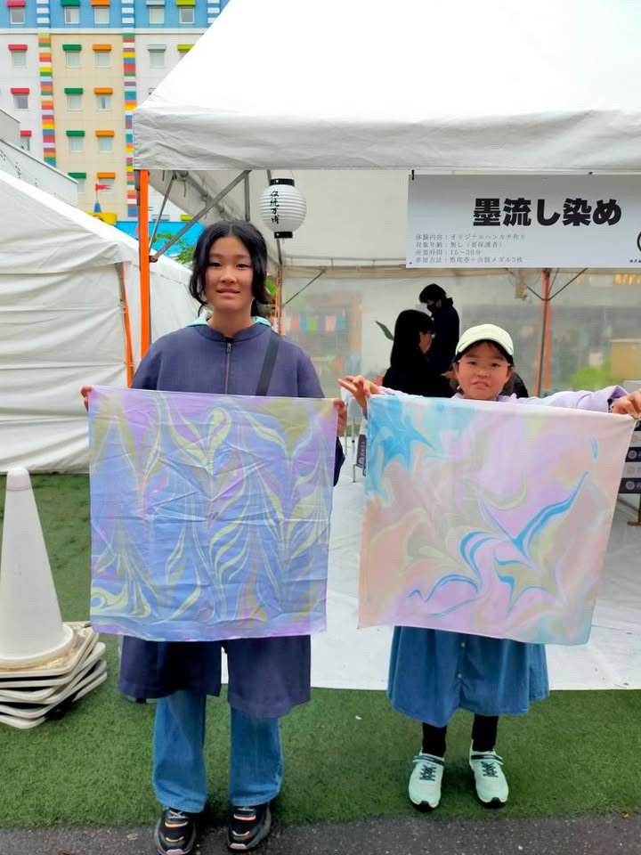 墨流し染め体験をする子どもたち